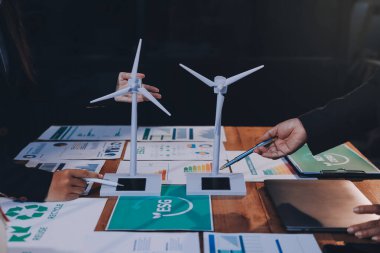 Karbon dengeli fiyat raporu CO2 emisyonu. ESG etik KOBİ ofisindeki gelecekteki büyüme ağı sıfır atığı küresel ısınma sosyal meseleleri projesini koruyor. Bir grup Asyalı SDG 'nin planı