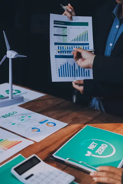 Karbon dengeli fiyat raporu CO2 emisyonu. ESG etik KOBİ ofisindeki gelecekteki büyüme ağı sıfır atığı küresel ısınma sosyal meseleleri projesini koruyor. Bir grup Asyalı SDG 'nin planı