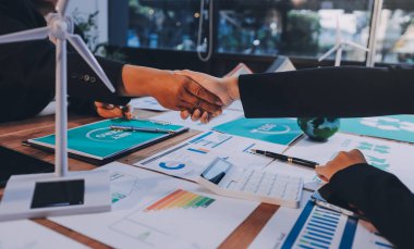 Karbon dengeli fiyat raporu CO2 emisyonu. ESG etik KOBİ ofisindeki gelecekteki büyüme ağı sıfır atığı küresel ısınma sosyal meseleleri projesini koruyor. Bir grup Asyalı SDG 'nin planı