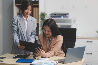 İşçiler bunları şirket konferansında tartışıyor.
