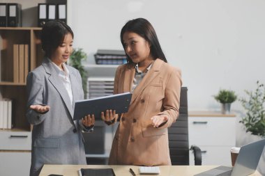 İşçiler bunları şirket konferansında tartışıyor.