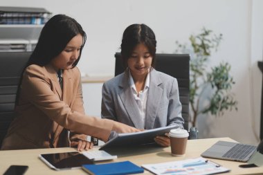 İşçiler bunları şirket konferansında tartışıyor.