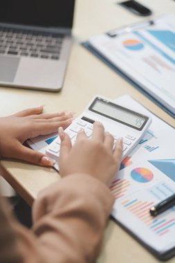 İş belgeleri işadamı yasal belge gözden geçirme belgeleri veya analiz raporları, vergi belgeleri, muhasebe belgeleri, veri sözleşmeleri, ofis ortağı anlaşmaları hazırlayın.