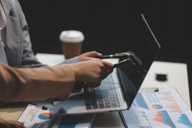 İşçiler bunları şirket konferansında tartışıyor.