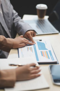 İşçiler bunları şirket konferansında tartışıyor.