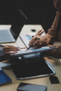 İşçiler bunları şirket konferansında tartışıyor.