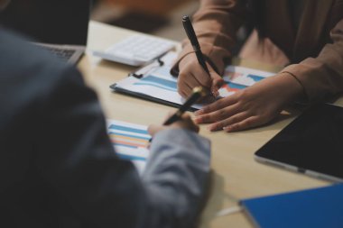 İşçiler bunları şirket konferansında tartışıyor.