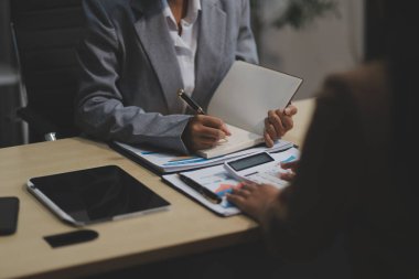 İşçiler bunları şirket konferansında tartışıyor.