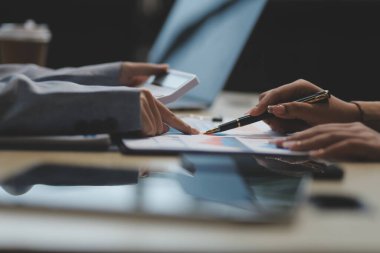 İşçiler bunları şirket konferansında tartışıyor.