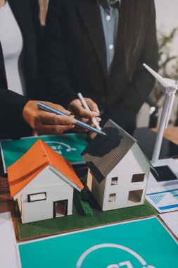 Karbon dengeli fiyat raporu CO2 emisyonu. ESG etik KOBİ ofisindeki gelecekteki büyüme ağı sıfır atığı küresel ısınma sosyal meseleleri projesini koruyor. Bir grup Asyalı SDG 'nin planı