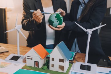 Karbon dengeli fiyat raporu CO2 emisyonu. ESG etik KOBİ ofisindeki gelecekteki büyüme ağı sıfır atığı küresel ısınma sosyal meseleleri projesini koruyor. Bir grup Asyalı SDG 'nin planı