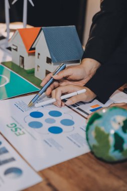 Karbon dengeli fiyat raporu CO2 emisyonu. ESG etik KOBİ ofisindeki gelecekteki büyüme ağı sıfır atığı küresel ısınma sosyal meseleleri projesini koruyor. Bir grup Asyalı SDG 'nin planı