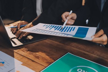 Karbon dengeli fiyat raporu CO2 emisyonu. ESG etik KOBİ ofisindeki gelecekteki büyüme ağı sıfır atığı küresel ısınma sosyal meseleleri projesini koruyor. Bir grup Asyalı SDG 'nin planı