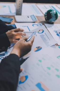 Karbon dengeli fiyat raporu CO2 emisyonu. ESG etik KOBİ ofisindeki gelecekteki büyüme ağı sıfır atığı küresel ısınma sosyal meseleleri projesini koruyor. Bir grup Asyalı SDG 'nin planı