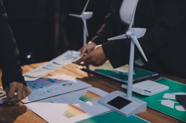 Karbon dengeli fiyat raporu CO2 emisyonu. ESG etik KOBİ ofisindeki gelecekteki büyüme ağı sıfır atığı küresel ısınma sosyal meseleleri projesini koruyor. Bir grup Asyalı SDG 'nin planı
