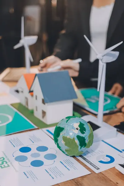 Karbon dengeli fiyat raporu CO2 emisyonu. ESG etik KOBİ ofisindeki gelecekteki büyüme ağı sıfır atığı küresel ısınma sosyal meseleleri projesini koruyor. Bir grup Asyalı SDG 'nin planı