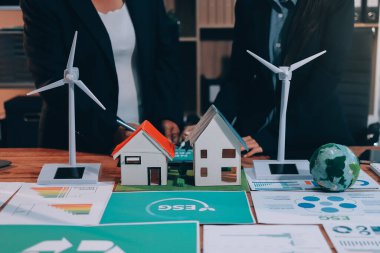 Karbon dengeli fiyat raporu CO2 emisyonu. ESG etik KOBİ ofisindeki gelecekteki büyüme ağı sıfır atığı küresel ısınma sosyal meseleleri projesini koruyor. Bir grup Asyalı SDG 'nin planı