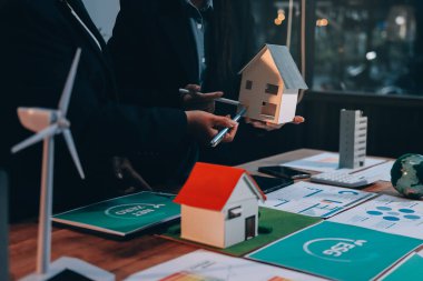 Karbon dengeli fiyat raporu CO2 emisyonu. ESG etik KOBİ ofisindeki gelecekteki büyüme ağı sıfır atığı küresel ısınma sosyal meseleleri projesini koruyor. Bir grup Asyalı SDG 'nin planı