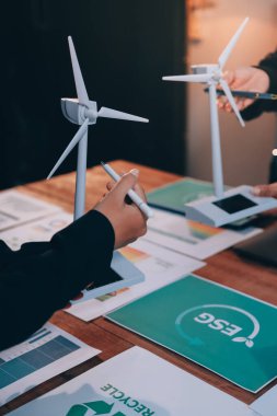Karbon dengeli fiyat raporu CO2 emisyonu. ESG etik KOBİ ofisindeki gelecekteki büyüme ağı sıfır atığı küresel ısınma sosyal meseleleri projesini koruyor. Bir grup Asyalı SDG 'nin planı