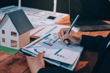 Karbon dengeli fiyat raporu CO2 emisyonu. ESG etik KOBİ ofisindeki gelecekteki büyüme ağı sıfır atığı küresel ısınma sosyal meseleleri projesini koruyor. Bir grup Asyalı SDG 'nin planı