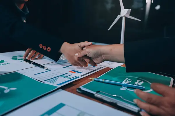 Karbon dengeli fiyat raporu CO2 emisyonu. ESG etik KOBİ ofisindeki gelecekteki büyüme ağı sıfır atığı küresel ısınma sosyal meseleleri projesini koruyor. Bir grup Asyalı SDG 'nin planı