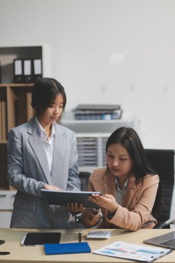 İşçiler bunları şirket konferansında tartışıyor.