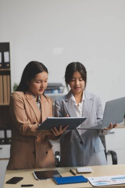 İşçiler bunları şirket konferansında tartışıyor.