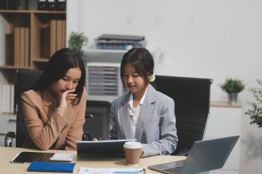 İşçiler bunları şirket konferansında tartışıyor.