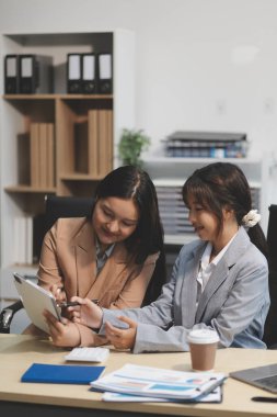 İşçiler bunları şirket konferansında tartışıyor.