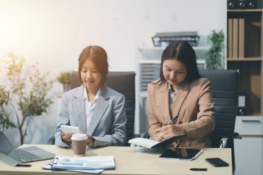 İşçiler bunları şirket konferansında tartışıyor.