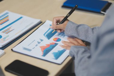 İş Belgeleri, Denetçi iş kadını arama belgesini kontrol ediyor yasal evrak hazırlıyor veya analiz için rapor hazırlıyor Vergi zamanı, muhasebeci Belgeleri iş yerindeki veri ortaklığı anlaşması anlaşması anlaşması anlaşması