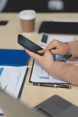 İş belgeleri işadamı yasal belge gözden geçirme belgeleri veya analiz raporları, vergi belgeleri, muhasebe belgeleri, veri sözleşmeleri, ofis ortağı anlaşmaları hazırlayın.