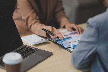 İşçiler bunları şirket konferansında tartışıyor.