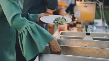 Şef mutfakta lezzetli yemekler hazırlıyor. yemek konsepti