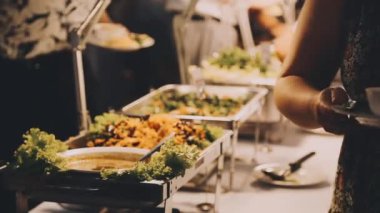 Yemek ve içecek dolu bir masa.