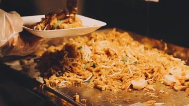 Aşçı mutfakta yemek pişirir, aşçıyı kapatır, yemek hazırlar.