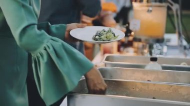 Şef restoranda salata servisi yapıyor.