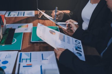 Karbon dengeli fiyat raporu CO2 emisyonu. ESG etik KOBİ ofisindeki gelecekteki büyüme ağı sıfır atığı küresel ısınma sosyal meseleleri projesini koruyor. Bir grup Asyalı SDG 'nin planı