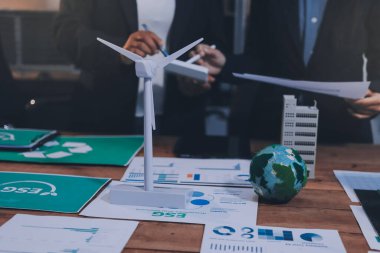 Karbon dengeli fiyat raporu CO2 emisyonu. ESG etik KOBİ ofisindeki gelecekteki büyüme ağı sıfır atığı küresel ısınma sosyal meseleleri projesini koruyor. Bir grup Asyalı SDG 'nin planı