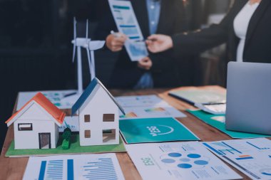 Karbon dengeli fiyat raporu CO2 emisyonu. ESG etik KOBİ ofisindeki gelecekteki büyüme ağı sıfır atığı küresel ısınma sosyal meseleleri projesini koruyor. Bir grup Asyalı SDG 'nin planı