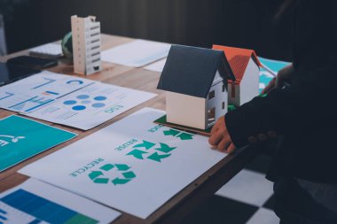 Karbon dengeli fiyat raporu CO2 emisyonu. ESG etik KOBİ ofisindeki gelecekteki büyüme ağı sıfır atığı küresel ısınma sosyal meseleleri projesini koruyor. Bir grup Asyalı SDG 'nin planı