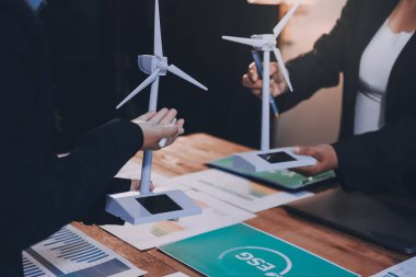 Karbon dengeli fiyat raporu CO2 emisyonu. ESG etik KOBİ ofisindeki gelecekteki büyüme ağı sıfır atığı küresel ısınma sosyal meseleleri projesini koruyor. Bir grup Asyalı SDG 'nin planı