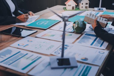 Karbon dengeli fiyat raporu CO2 emisyonu. ESG etik KOBİ ofisindeki gelecekteki büyüme ağı sıfır atığı küresel ısınma sosyal meseleleri projesini koruyor. Bir grup Asyalı SDG 'nin planı