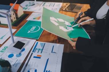 Karbon dengeli fiyat raporu CO2 emisyonu. ESG etik KOBİ ofisindeki gelecekteki büyüme ağı sıfır atığı küresel ısınma sosyal meseleleri projesini koruyor. Bir grup Asyalı SDG 'nin planı