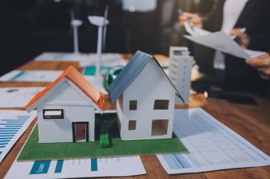 Karbon dengeli fiyat raporu CO2 emisyonu. ESG etik KOBİ ofisindeki gelecekteki büyüme ağı sıfır atığı küresel ısınma sosyal meseleleri projesini koruyor. Bir grup Asyalı SDG 'nin planı