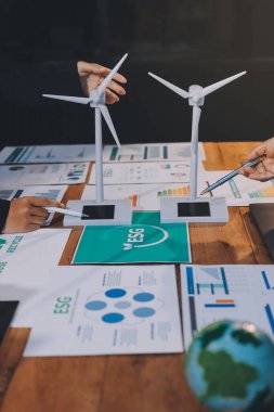 Karbon dengeli fiyat raporu CO2 emisyonu. ESG etik KOBİ ofisindeki gelecekteki büyüme ağı sıfır atığı küresel ısınma sosyal meseleleri projesini koruyor. Bir grup Asyalı SDG 'nin planı