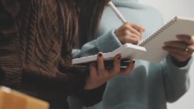 Ofiste deftere yazı yazan genç kadın, kapat -.