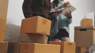 Dizüstü bilgisayarı olan genç bir kadın