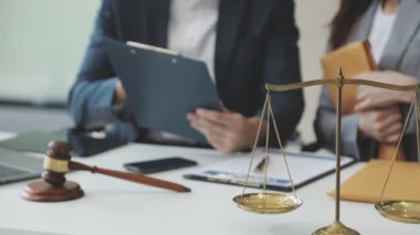 Ofiste dizüstü bilgisayarda çalışan bir avukat. Avukat, hukuk hizmetleri ve hukuk hizmetleri kavramı.