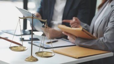 Avukat ve hukuk kavramı. Pul, ofis, avukat veya hukuk, yasal belgeler, adalet belgeleri, belgeler ve belgelerle çalışan avukatlar.